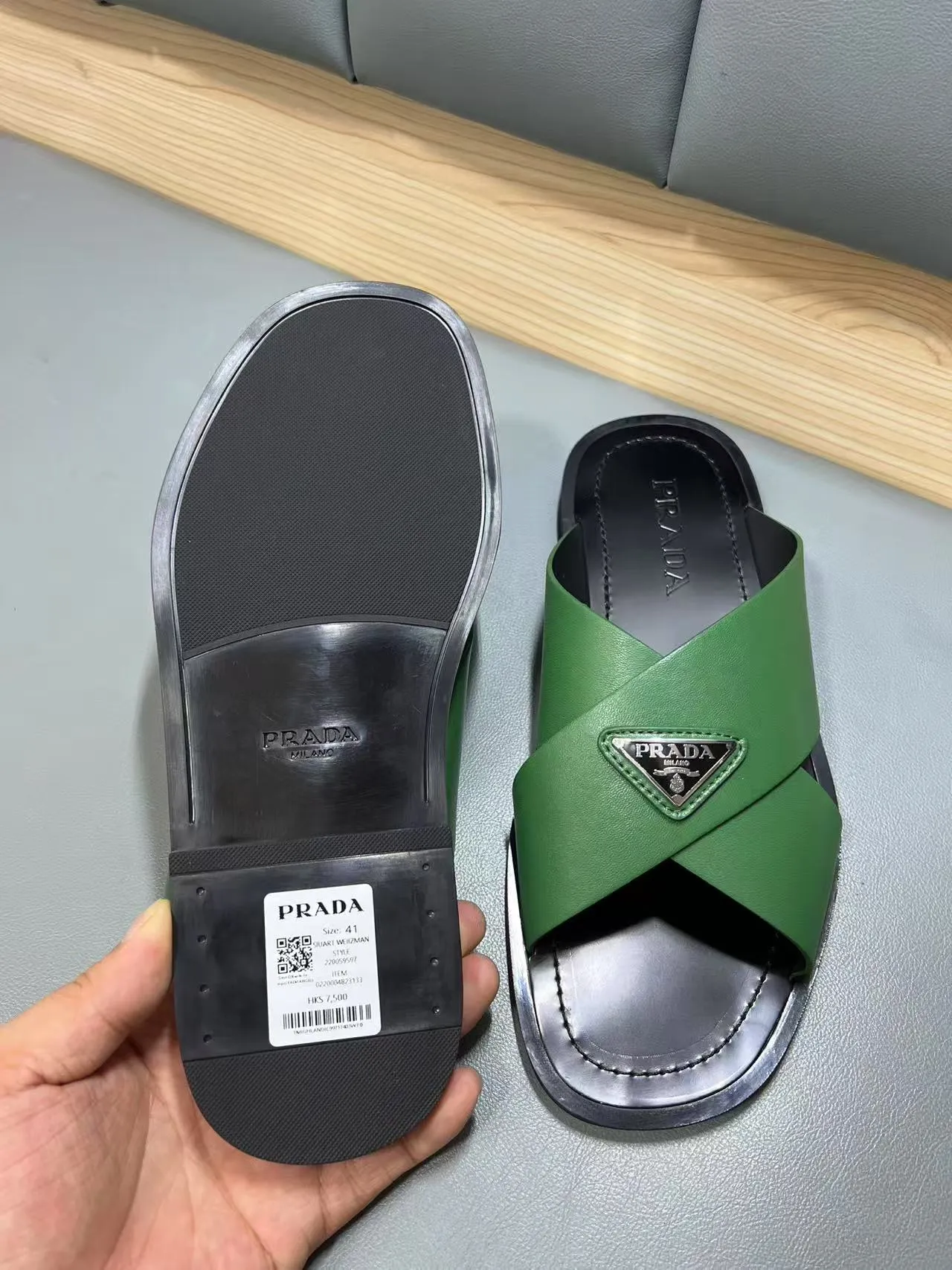 340💰PRADA Prada’s latest slippers are synchronized with the official website. This slipper is made of the brand’s unique and iconic Saffiano leather. The brand logo jumps out from the double straps, and the brand style is clearly visible. Cowhide gives men elegant charm and functional design, making it an ideal choice for vacation and leisure. Size:38-45